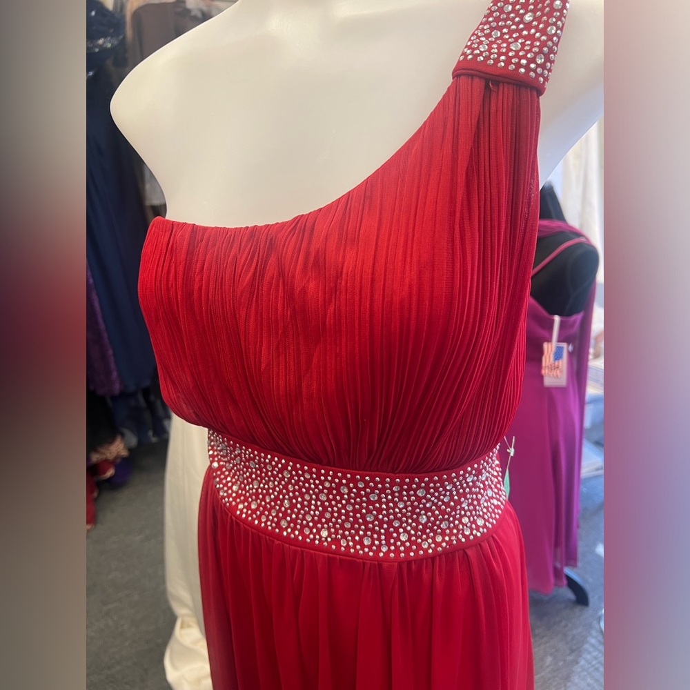 Red Gown - Picture 3 of 6
